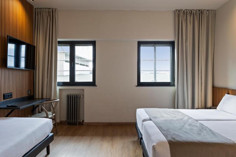 Standard Quadruple Room image 3