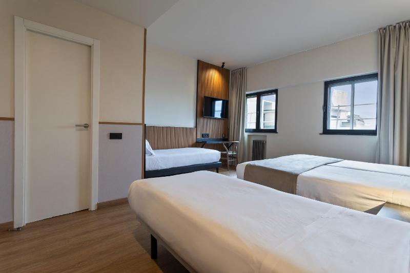 Standard Quadruple Room image 2