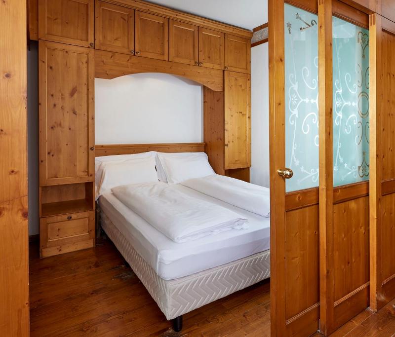 Standard Double or Twin Room with Lake View image 3