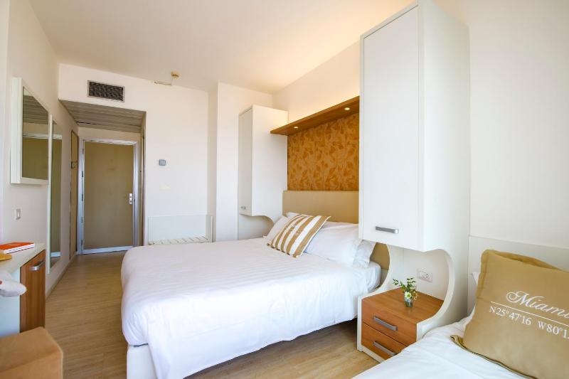 Double or Twin Room with Balcony image 2