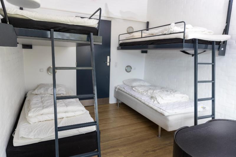 Classic Quadruple Room image 3