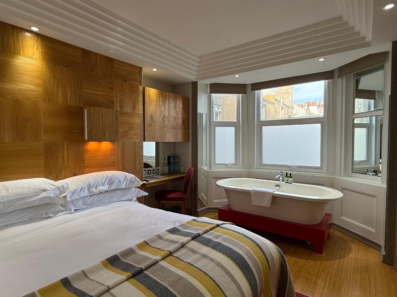 Large Double Room image 1