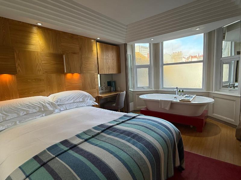 Large Double Room image 4