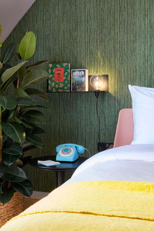 Medium Twin Room image 2