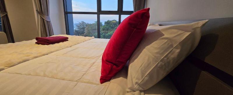 Luxury Stay - A Sea View Room - image 12