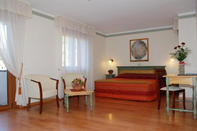 Double or Twin Room image 3