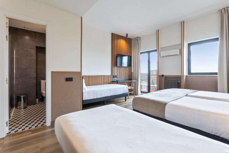 Superior Quadruple Room image 2