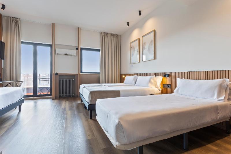 Superior Quadruple Room image 1