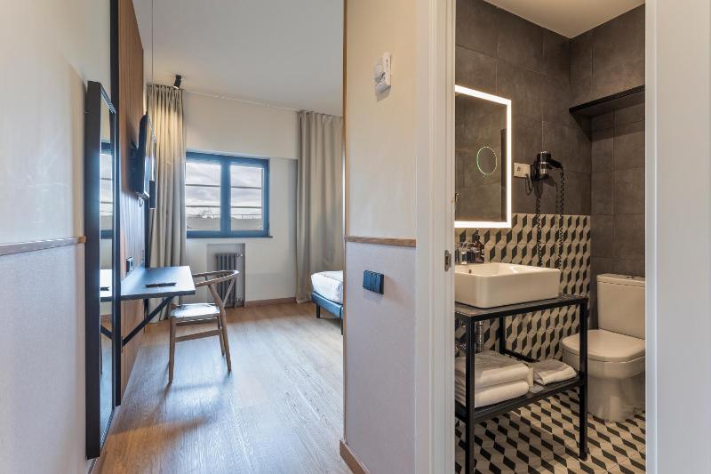 Standard Double Room image 4