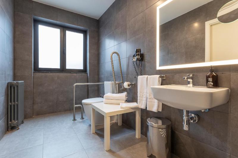 Standard Double Room image 3