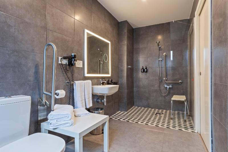 Standard Double Room image 2