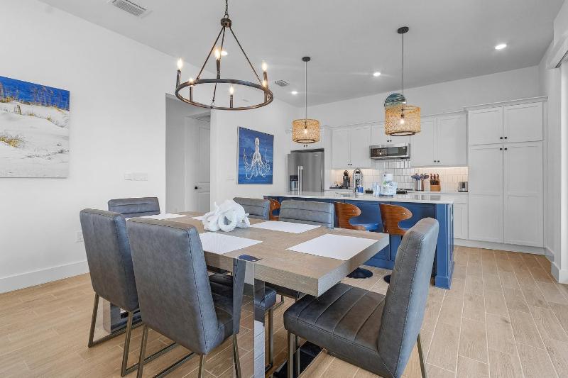 118 Luxury 4 Bed with Den 45 Bath - Heated Pool & Spa - image 12