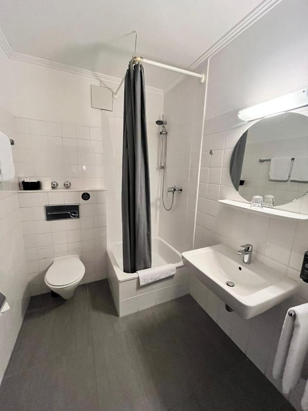 Double Room image 3