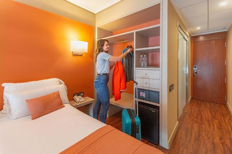 Double or Twin Room image 4