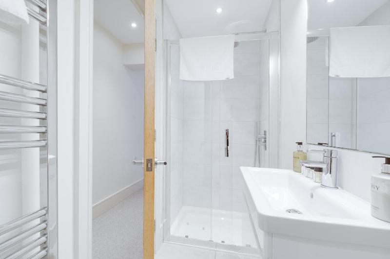 The Jade Suite - The Jewellery Suites 3 bed 3 bath - image 14
