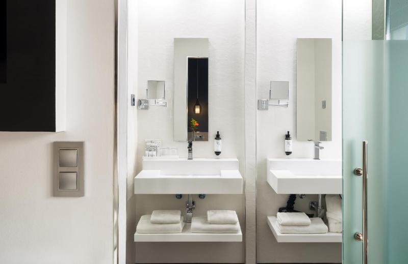 Standard Triple Room image 4