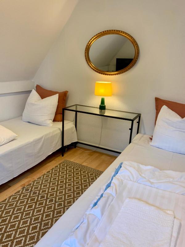 Twin Room with Private Bathroom image 3