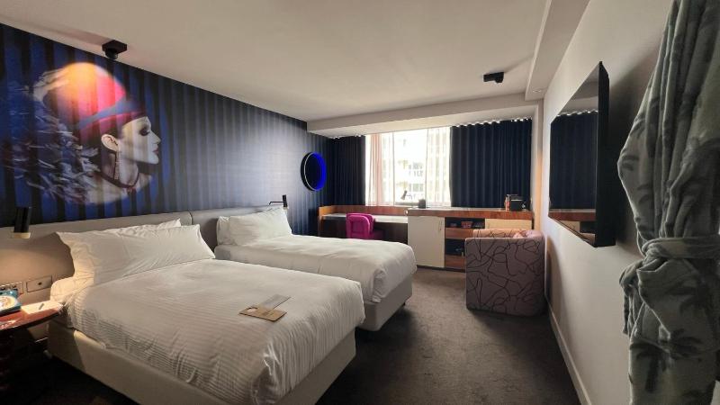 Standard Twin Room image 4