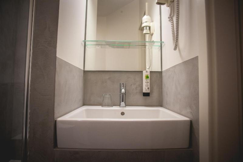 Classic Single Room image 3