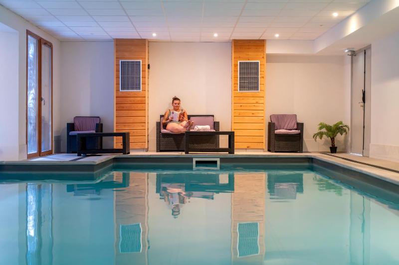 One-Bedroom Apartment (5 Adults) image 3