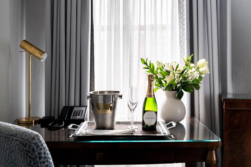 One-Bedroom King or Queen Suite image 3