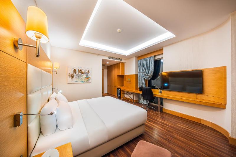 Premium King Room with Jetted Tub image 3