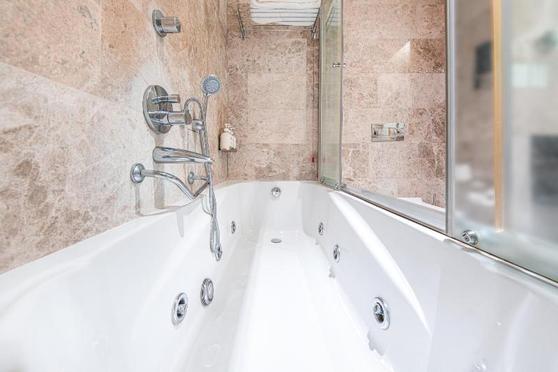 Premium King Room with Jetted Tub image 4