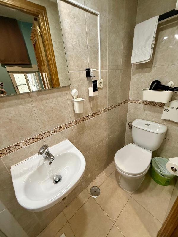 Double Room with Private Bathroom image 2