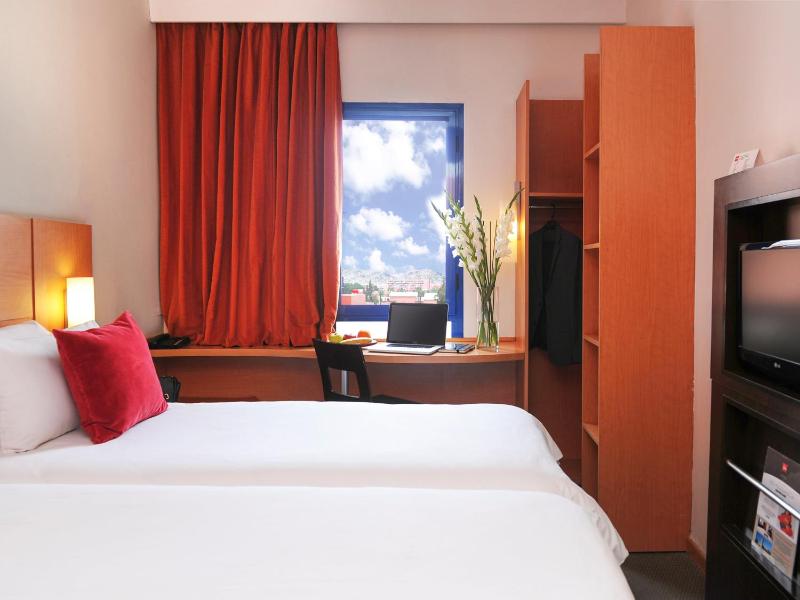 Standard Twin Room image 3