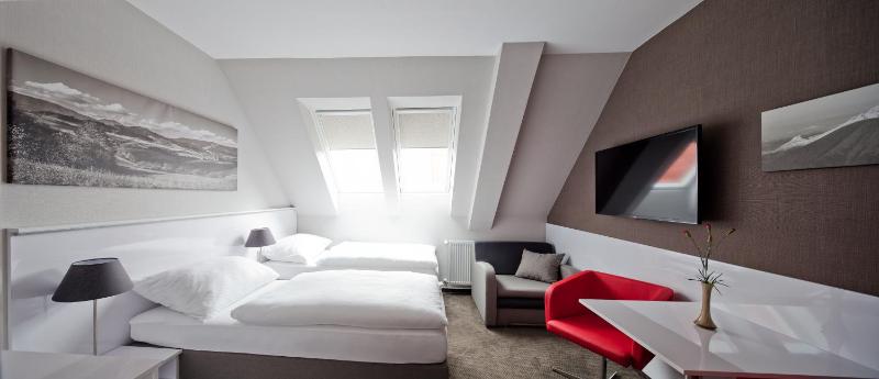 Standard Double or Twin Room with Extra Bed image 2