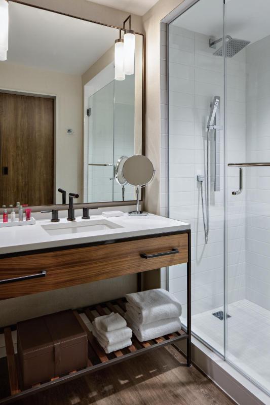 King Guest Room image 1