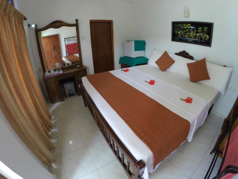 Royal Beach Hotel Hikkaduwa - image 28