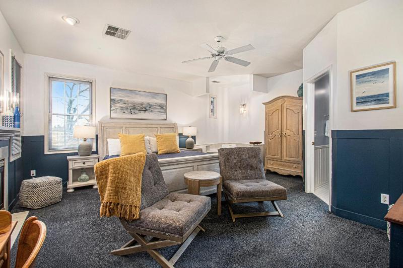 Deluxe Suite with Spa Bath image 1