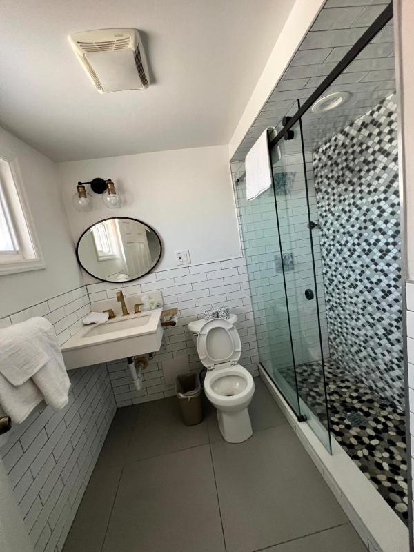 Standard King Room image 4
