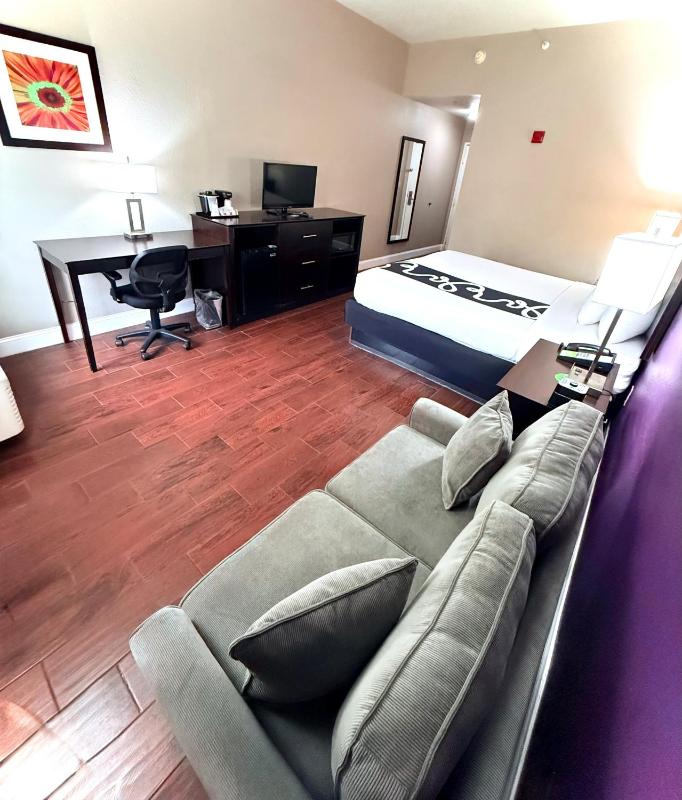 Executive King Room with Sofa Bed image 4