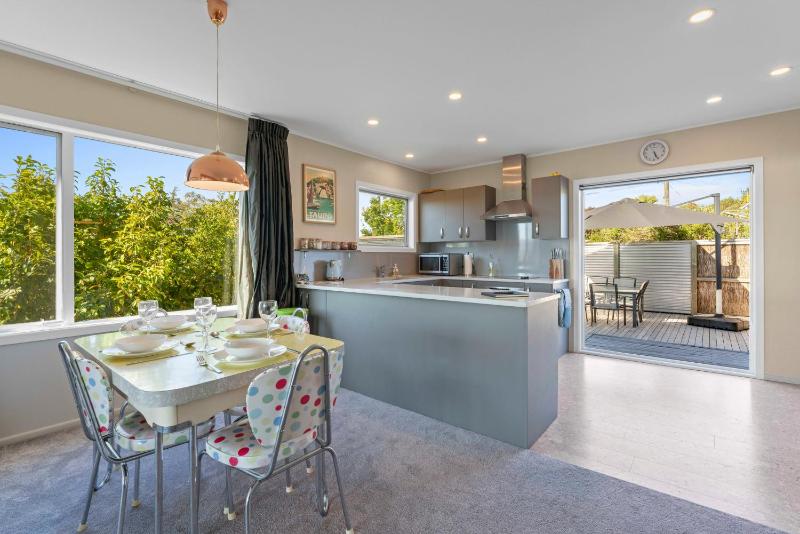 Willow Lake House - Lake Taupo Holiday Home - image 6