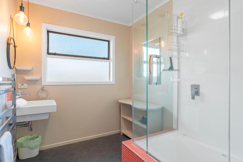 Willow Lake House - Lake Taupo Holiday Home - image 11