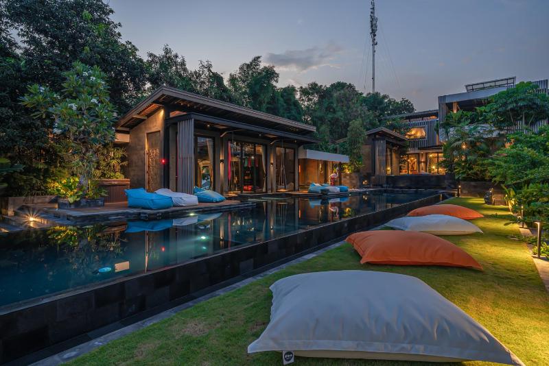 Yeh Gangga - HUGE 8BR 21max 3Pools Sauna Gym BBQ Rooftop! - image 12