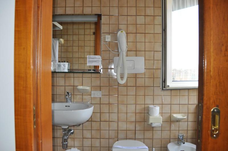 Single Room image 4