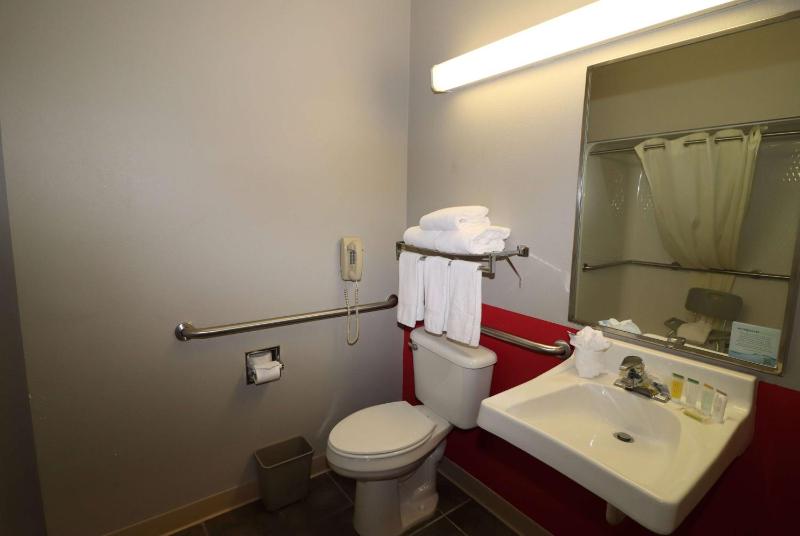 Queen Room - Mobility Access/Non-Smoking image 3