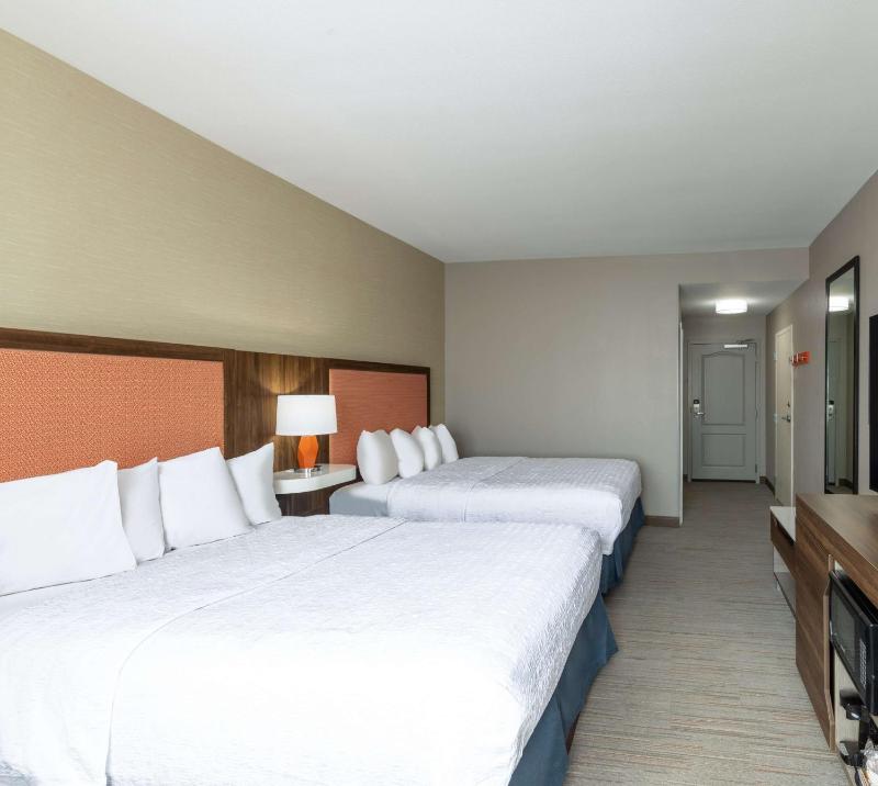 Room with Two Queen Beds - Non-Smoking image 4
