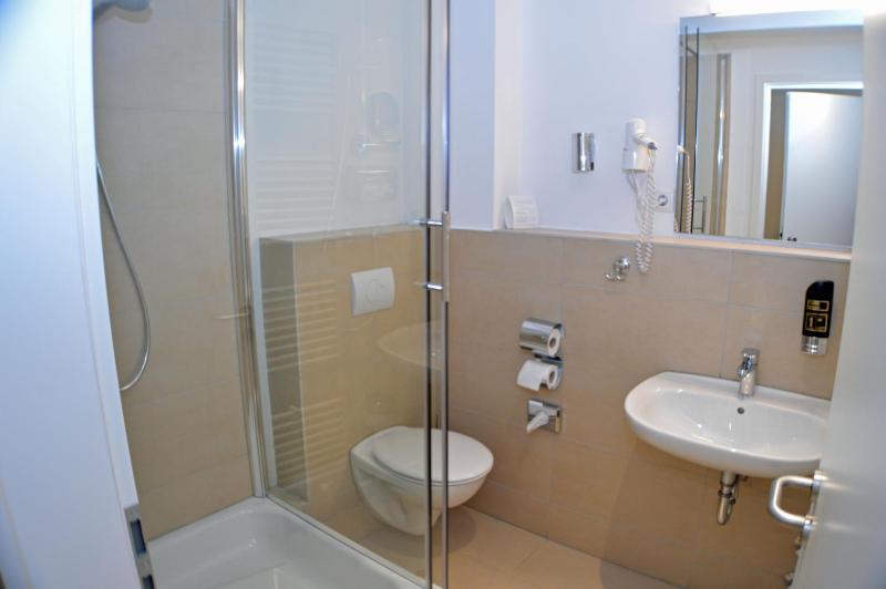 Comfort Triple Room image 3