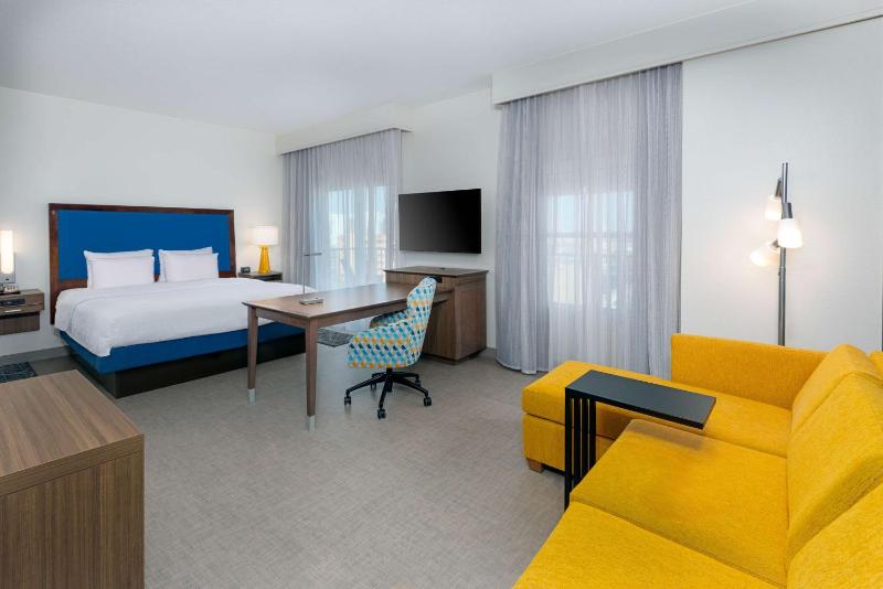 King Suite with Balcony - Non-Smoking image 3