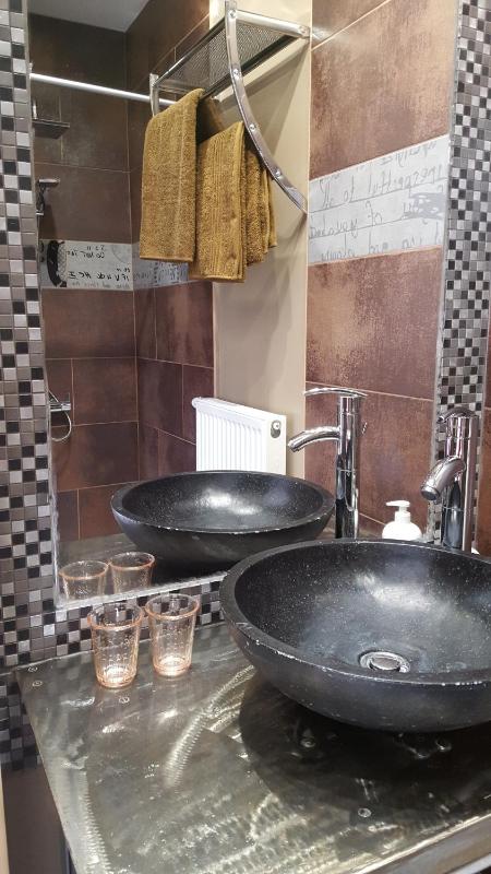 Black and White - Double or Twin Room with Private Bathroom image 3