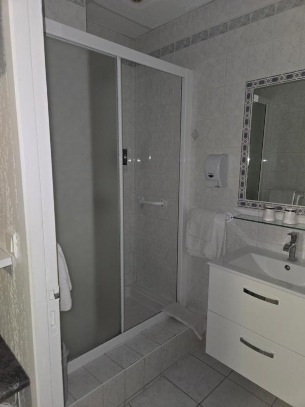 Twin Room image 2