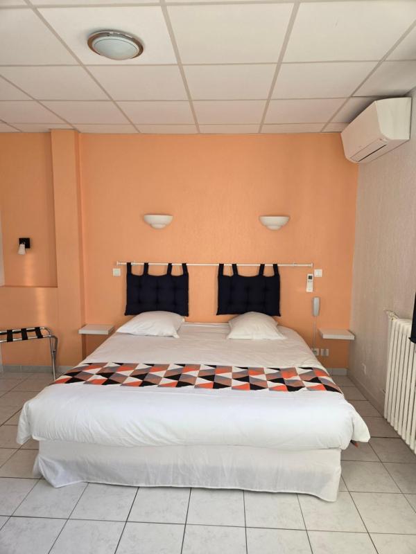 Large Double Room image 3