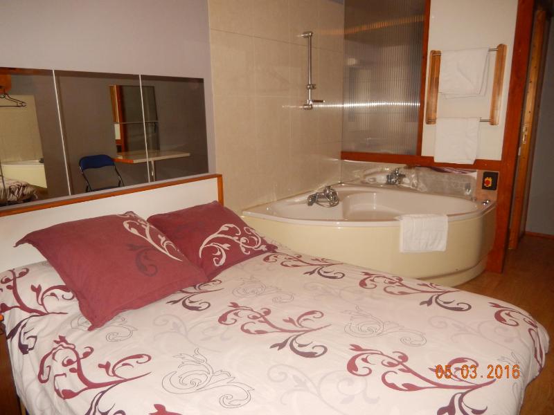Double Room with Spa Bath image 4