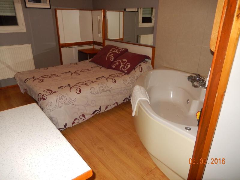 Double Room with Spa Bath image 2