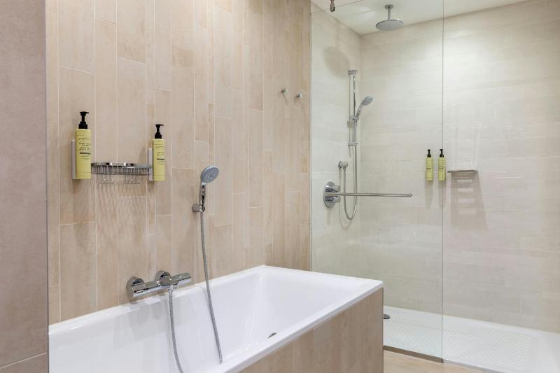 One Bedroom Suite with 1 Kingsize Bed image 3