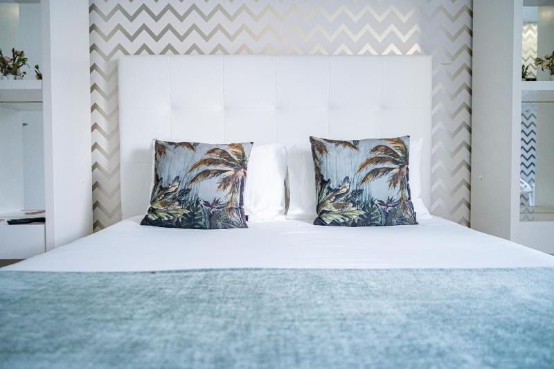 Superior Double Room with Balcony and Sea View image 3